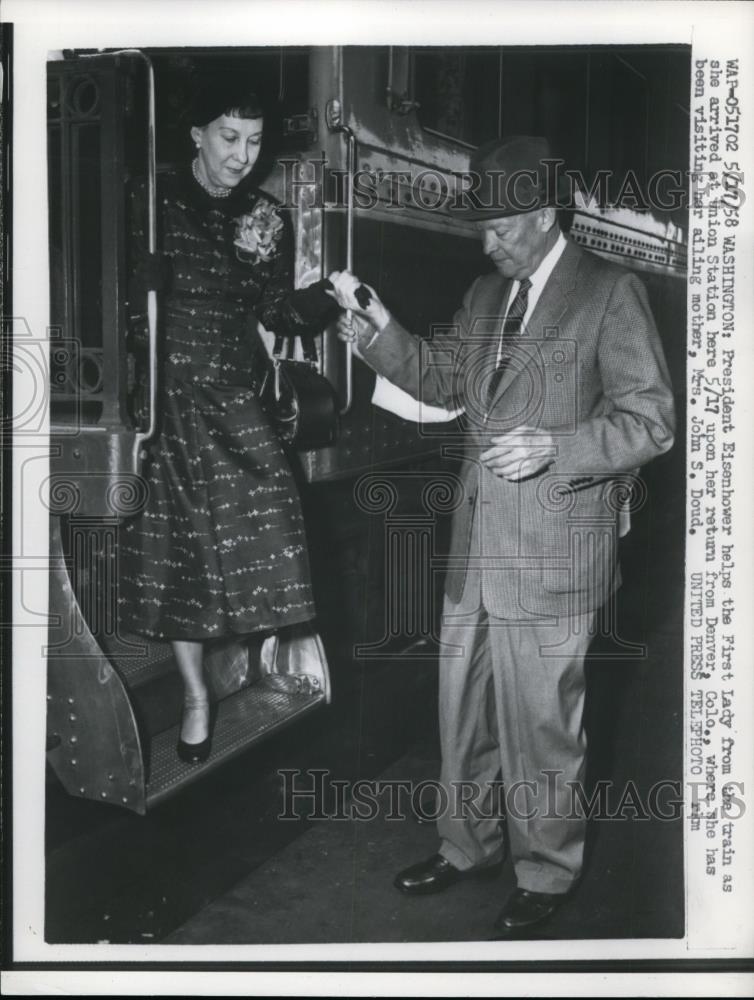 1958 Press Photo President Dwight D. Eisenhower Helps First Lady Off Train - Historic Images