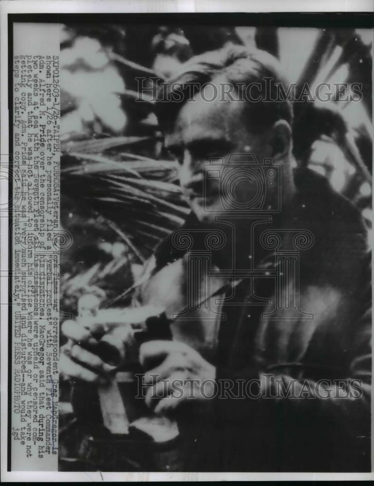 1955 Press Photo Veteran war correspondent Greg MacGregor files protest - Historic Images