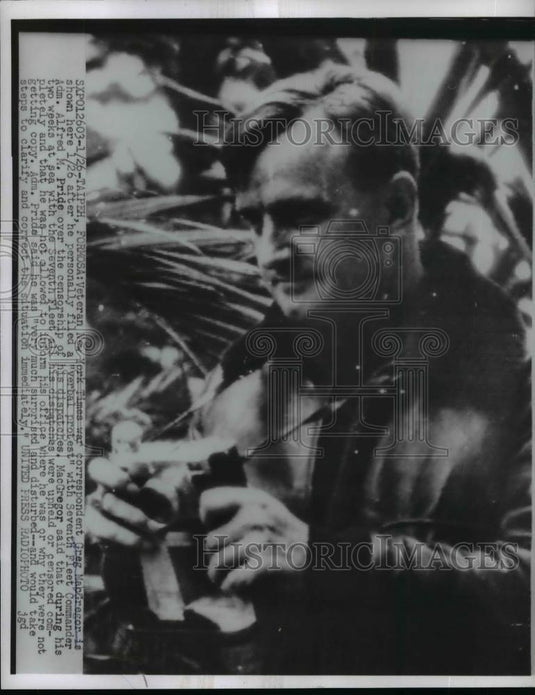 1955 Press Photo Veteran war correspondent Greg MacGregor files protest - Historic Images