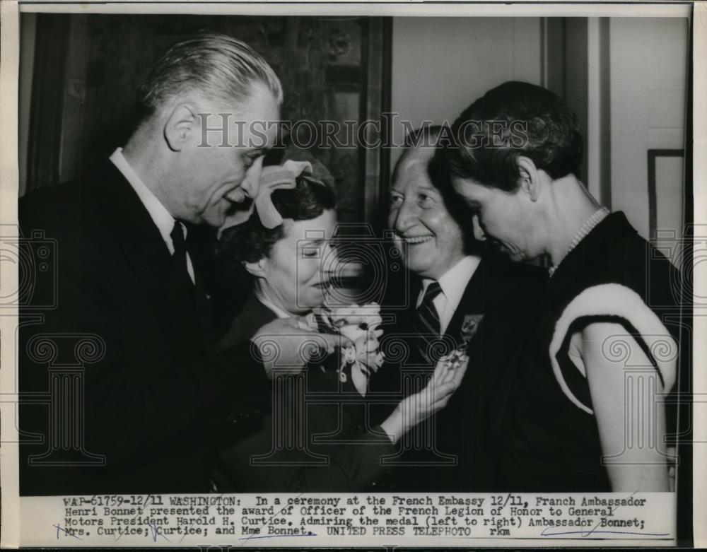 1955 Press Photo French Amb.Henri Bonnett present award to French Legion Officer - Historic Images