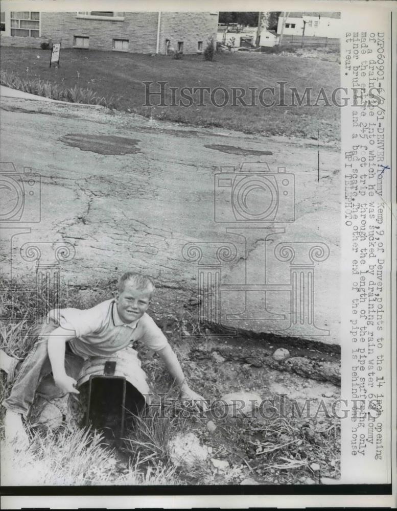 1961 Press Photo Tommy Kemp of Denver point the drain pipe which he was sucked - Historic Images