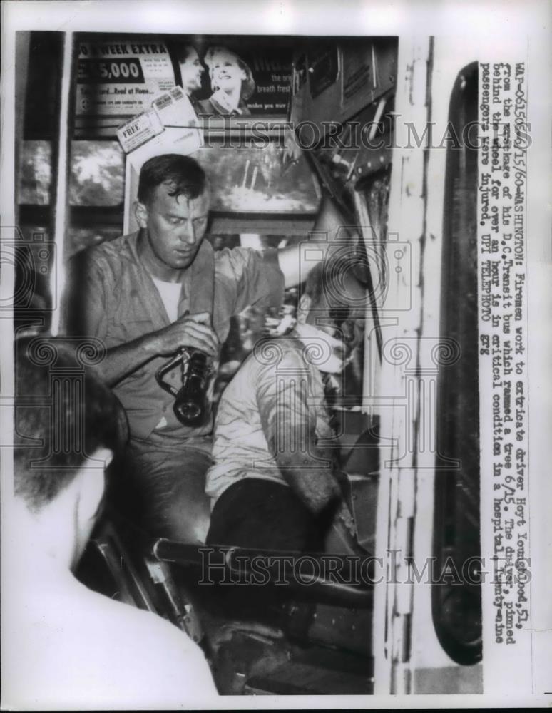 1960 Press Photo D.C Transit Bus driver rescued after the bus rammed a tree - Historic Images