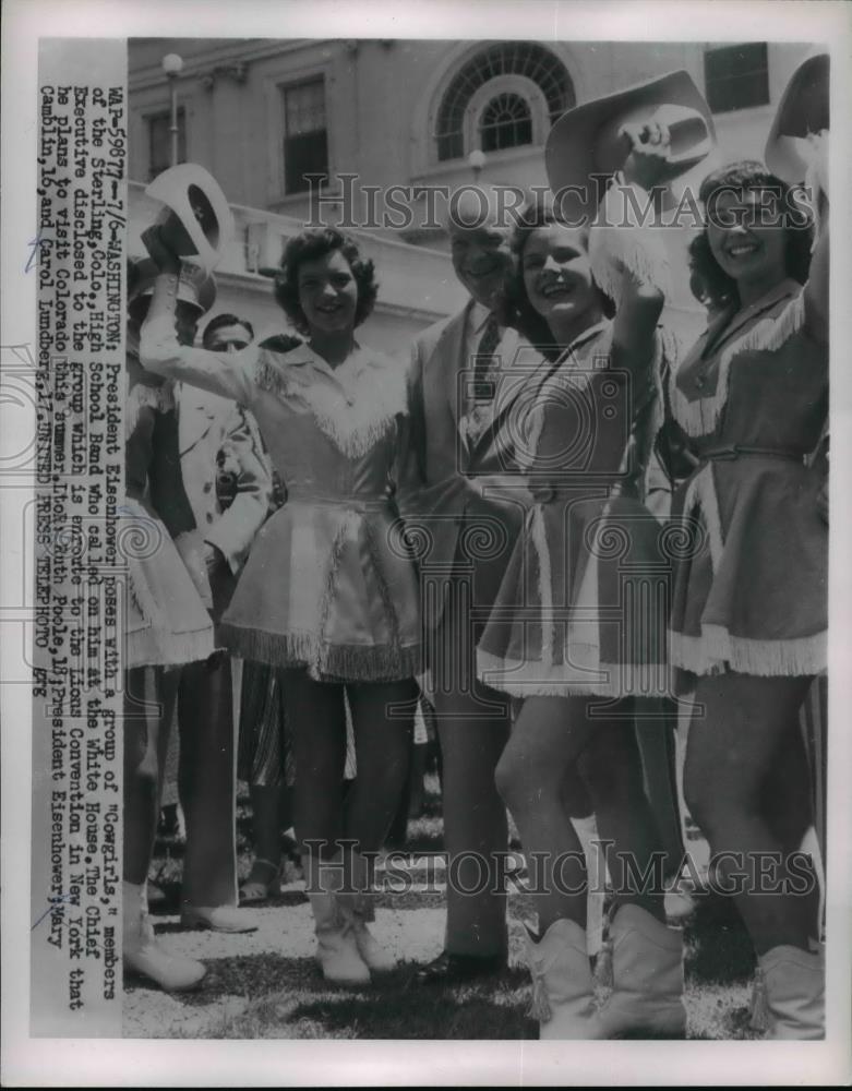 1977 Press Photo Pres.Dwight Eisenhower and group of Cowgirls at the White House - Historic Images