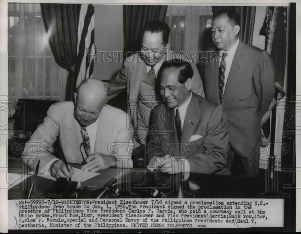 1954 Press Photo Pres.Eisenhower sing proclamation extending U.S-Philippines - Historic Images