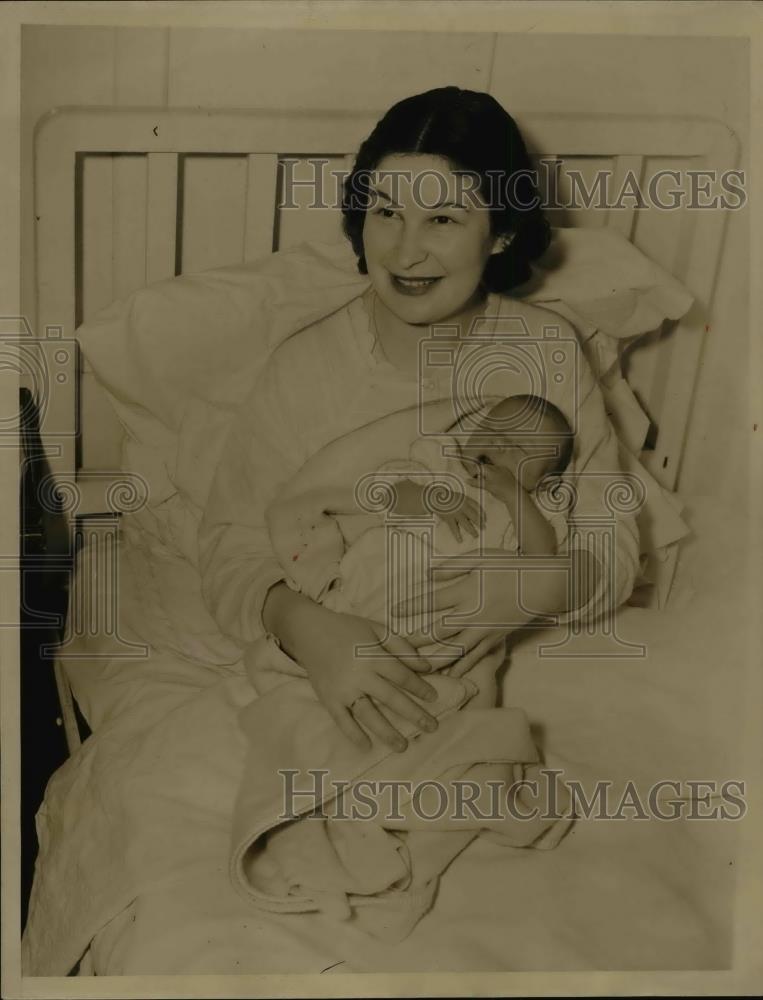 1940 Press Photo Mrs. Malka Josefberg and son born aboard the S.S. Samaria - Historic Images
