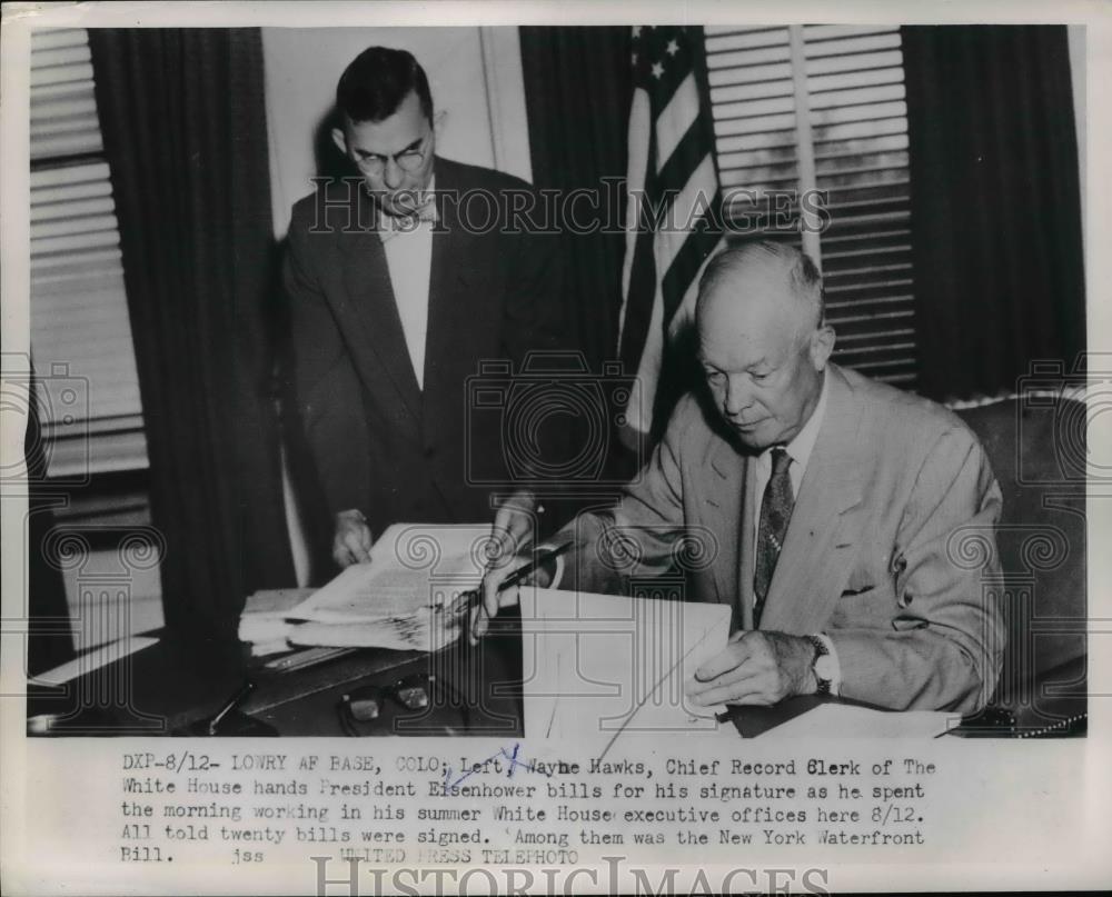 1953 Press Photo Pres.Eisenhower signs bill from Waynr Hawks,Chief Record Clerk - Historic Images