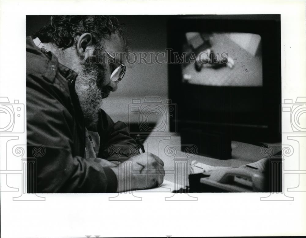1993 Press Photo Jim Huntley logging his work at the Spokane Care Services - Historic Images