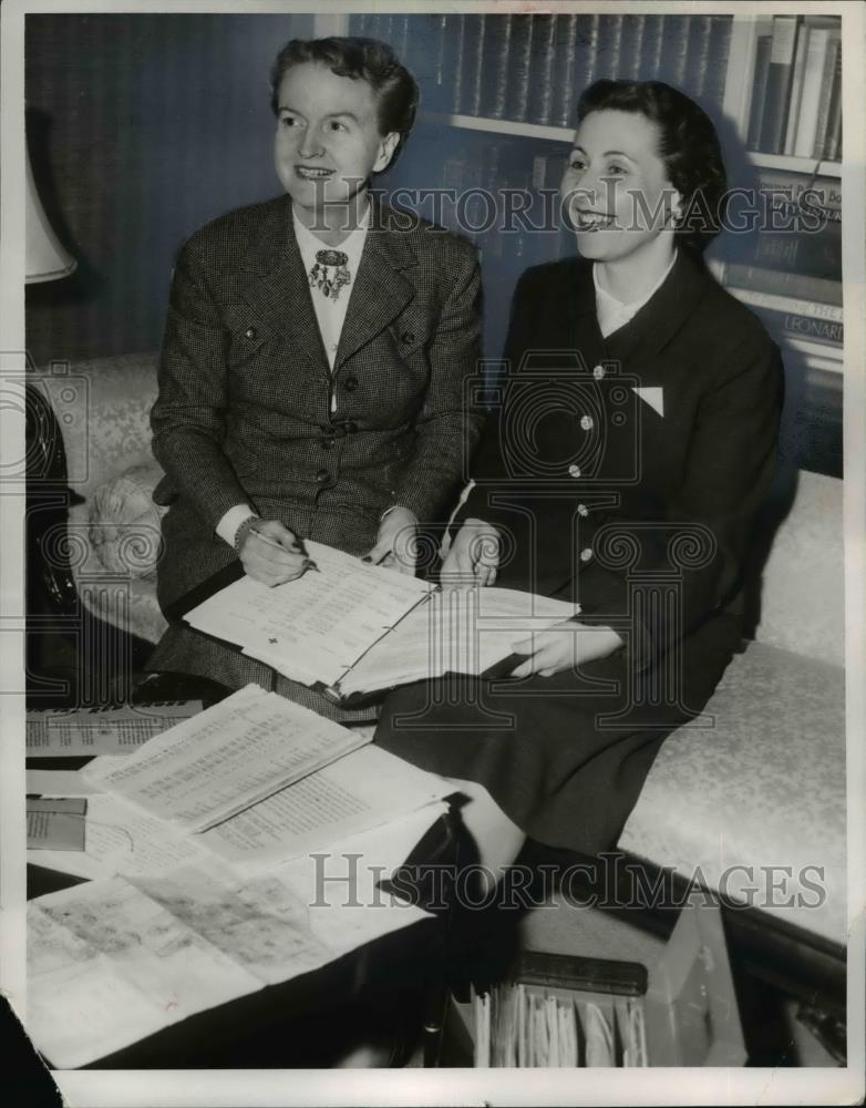 1955 Press Photo Mrs.C.Baldwin Sawyer and Mrs.Wayne Kniffen of Red Cross - Historic Images