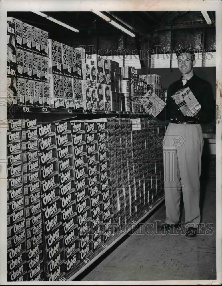 1954 Press Photo Harold Flyman at Fazio Store - nee95418 - Historic Images