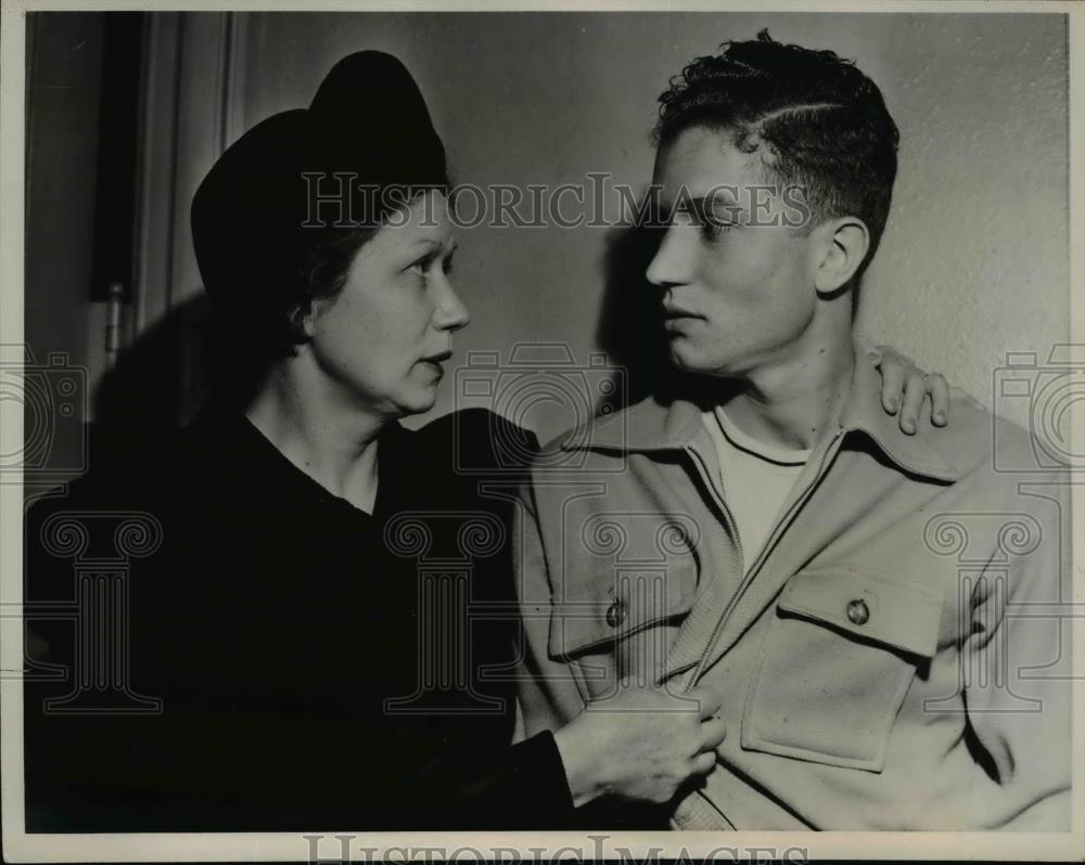 1941 Press Photo Edna B.Lloyd reported her son Greydon Wellmam to draft Board - Historic Images