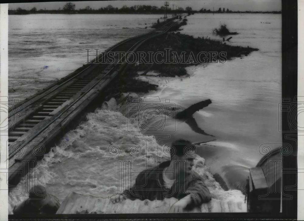 1958 Press Photo Pacific Railroad Bridge blasted away from water floods - Historic Images
