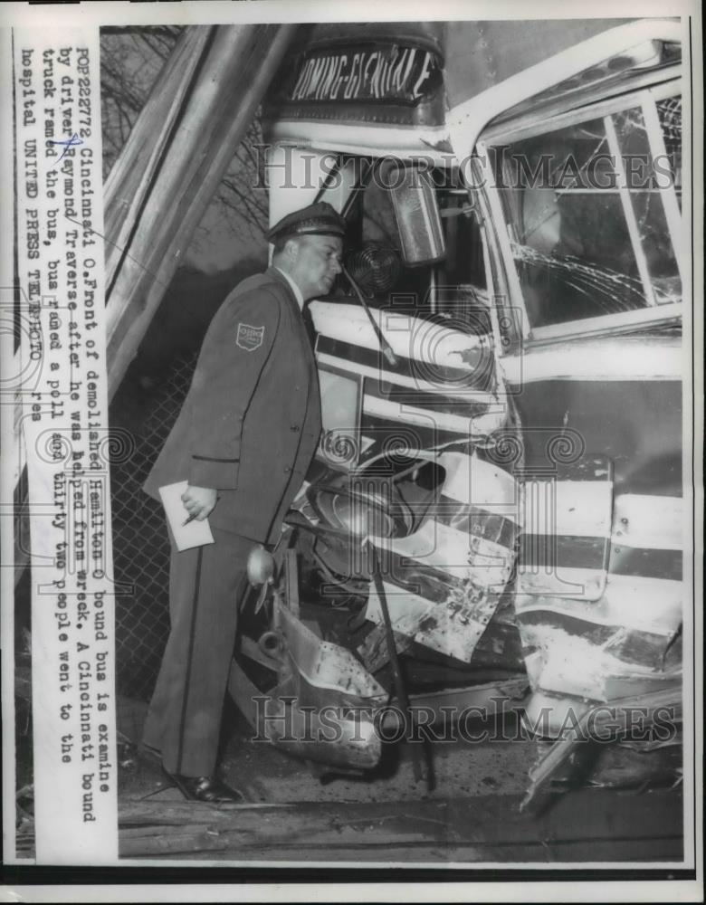 1957 Press Photo Front of Demolished Hamilton bound Bus examine by bus diver - Historic Images