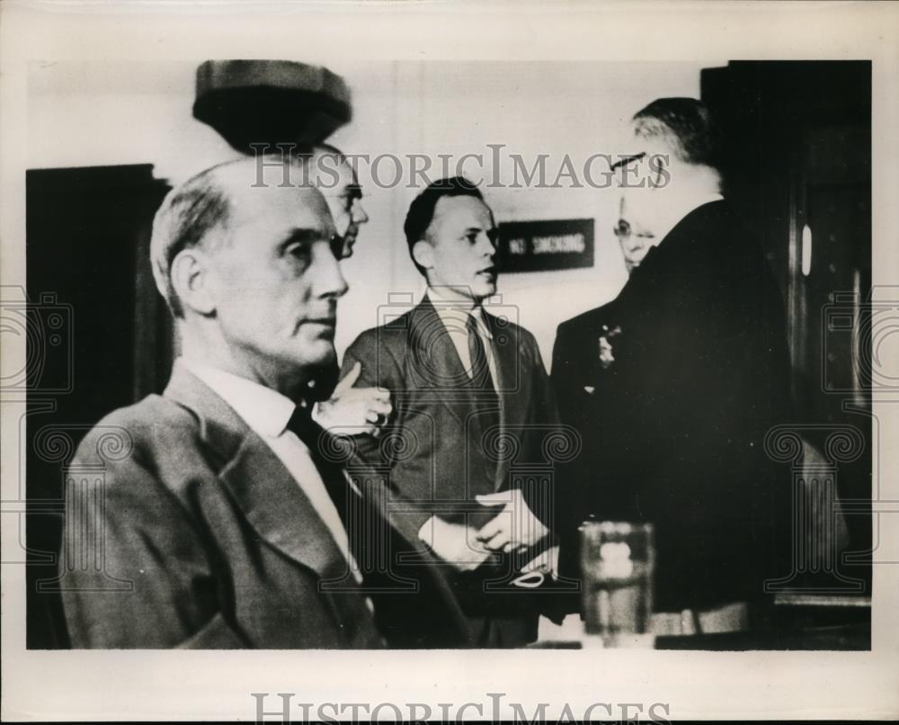 1953 Press Photo Robert Goodwin being quieted by court during Sen.McCarthy trial - Historic Images