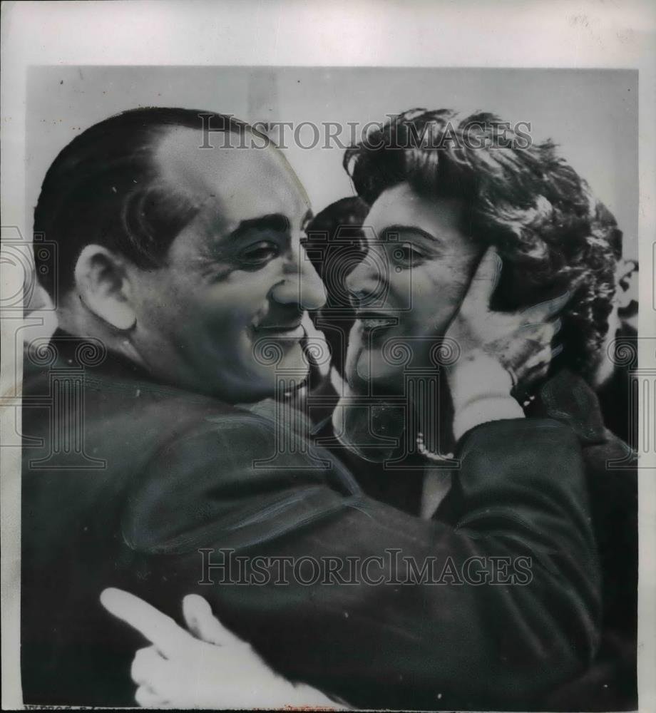 1954 Press Photo French Prime Minister Pierre Mendes-France &amp; Wife Lilly Embrace - Historic Images