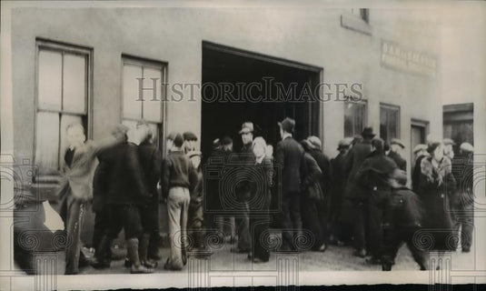 1938 Press Photo Crowd Outside Morgue After Princes Colliery Mine Accident - Historic Images