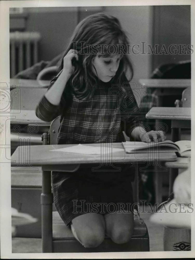 1967 Press Photo Shelli Spector Mayfield Temple Hebrew Class - nef03015 - Historic Images