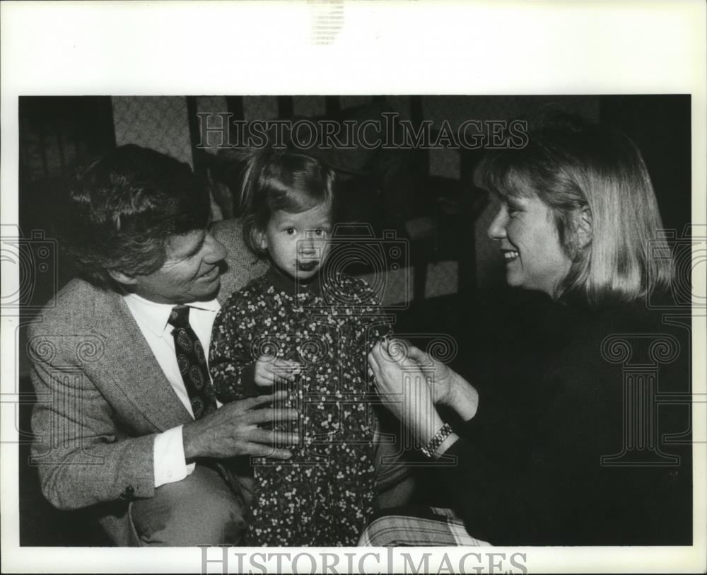 1993 Press Photo Rep Dennis Dellwo and his wife Jeannine and daughter Julia - Historic Images