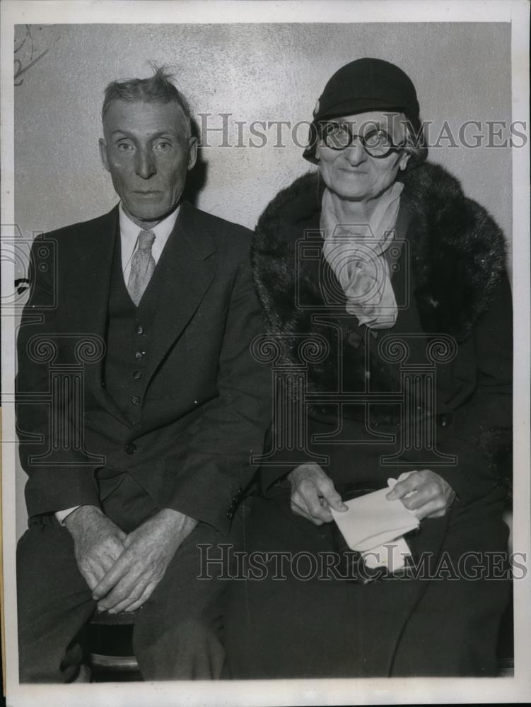 1934 Press Photo Mr. and Mrs. Albert Jones Waiting to testify - nee94643 - Historic Images