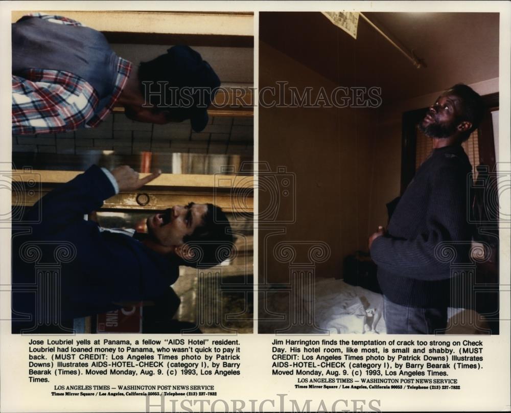1992 Press Photo Jose Loubriel yells at Panama. Jim Harrington at his hotel room - Historic Images