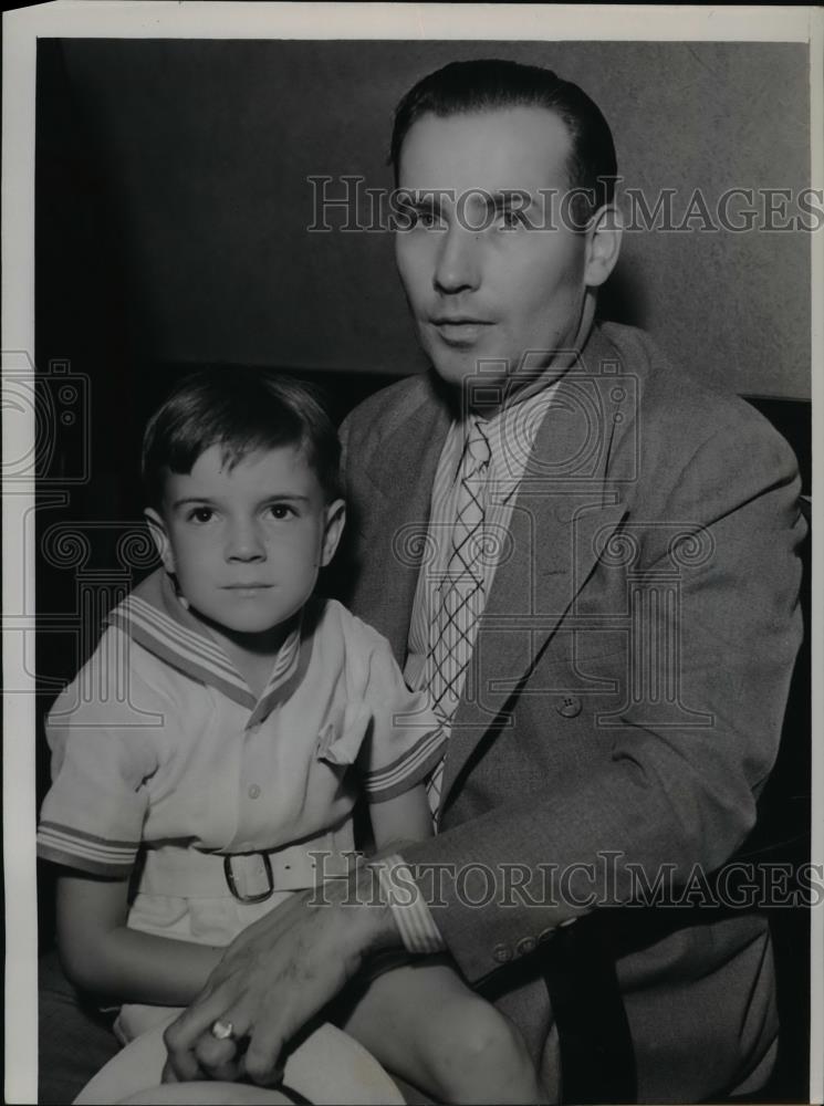 1936 Press Photo James Thompson and son, family of murder victim Mrs. Thompson - Historic Images