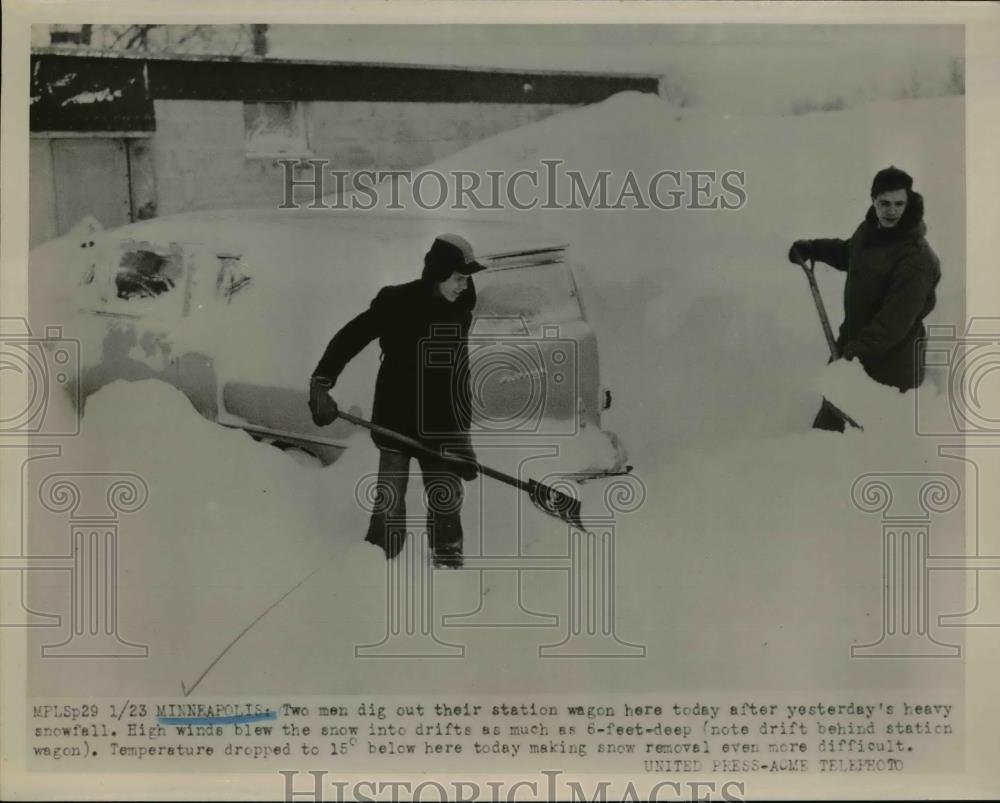 1952 Press Photo Two Men Dig Out A Station Wagon After A Heavy Snowfall - Historic Images