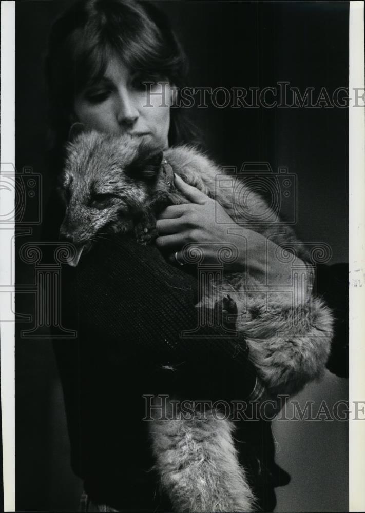 1984 Press Photo Vicki Von Wagoner with Blue Fox - spa22147 - Historic Images