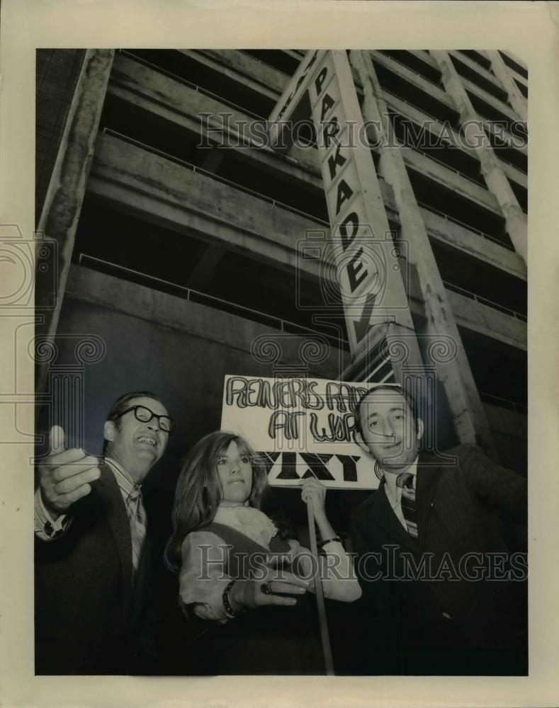 1971 Press Photo William Bond of May Co &amp; Mike Raineri &amp; Connie Blask of WIXI - Historic Images