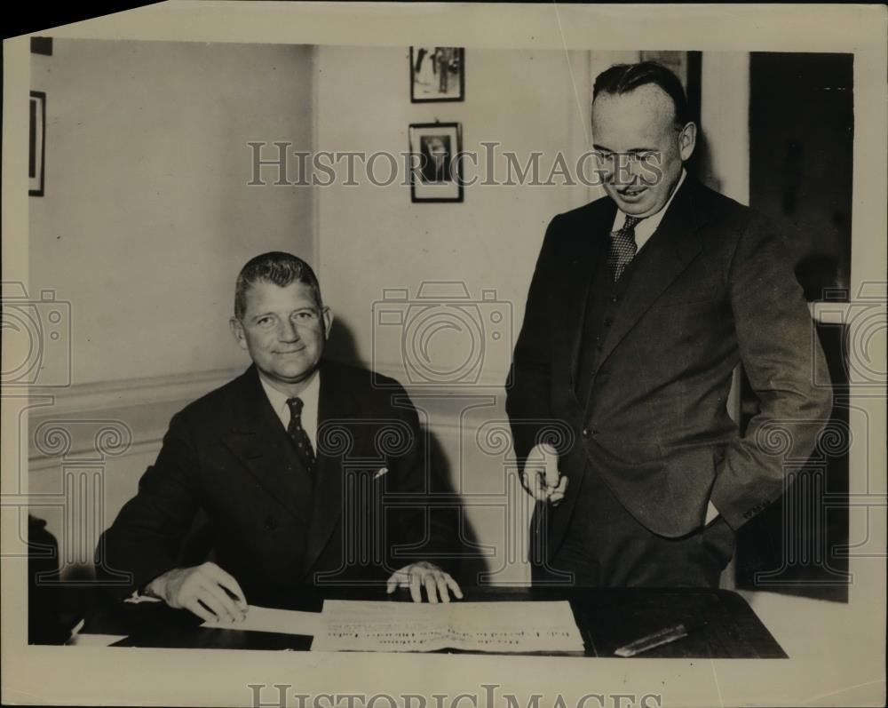 1935 Press Photo United Press President Hugh Baillie with Ralph Heinzen - Historic Images