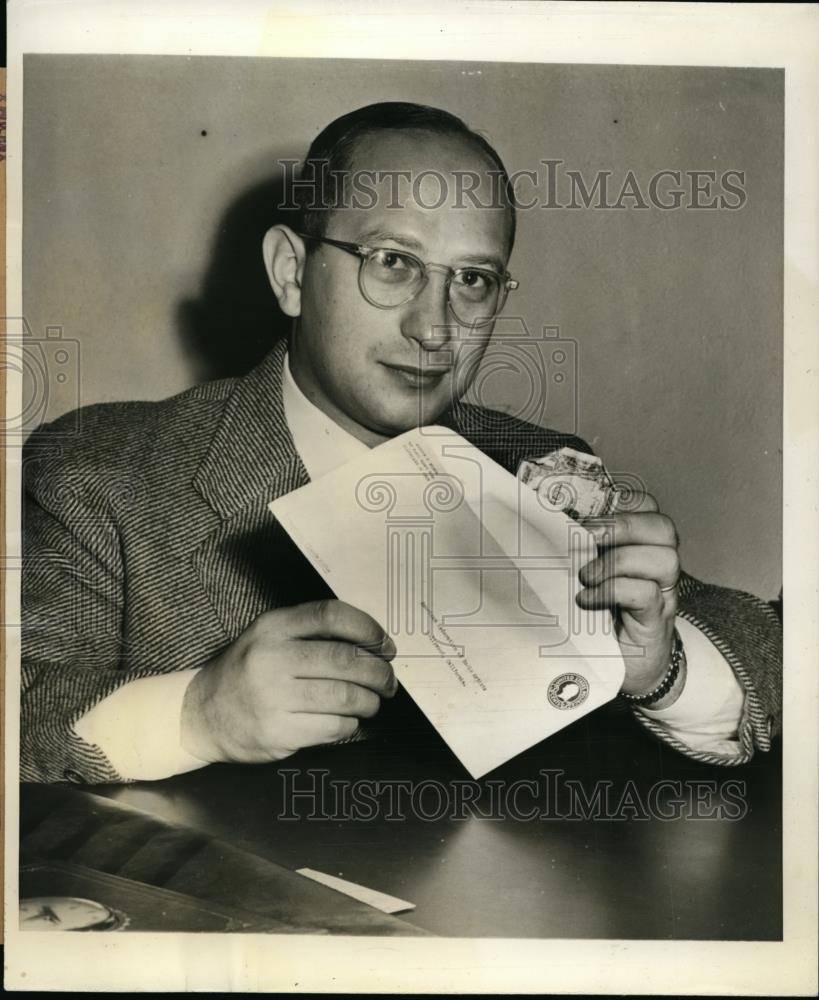 1944 Press Photo Austin T.Klein Cleveland Lawyer pays Demille Union Assessment - Historic Images