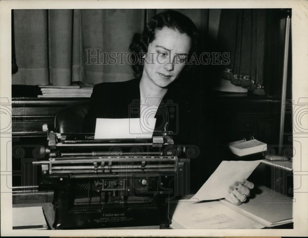 1944 Press Photo Mrs. Dorothy Vrendenburgh Prepares For The National Convention - Historic Images