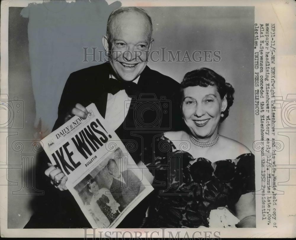 1952 Press Photo Pres.Dwight Eisenhower and Wife holds newspaper - nee96030 - Historic Images