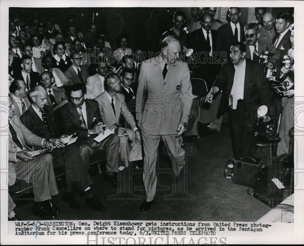 1952 Press Photo Gen.Dwight Eisenhower gets instructor to UPI Photographer - Historic Images