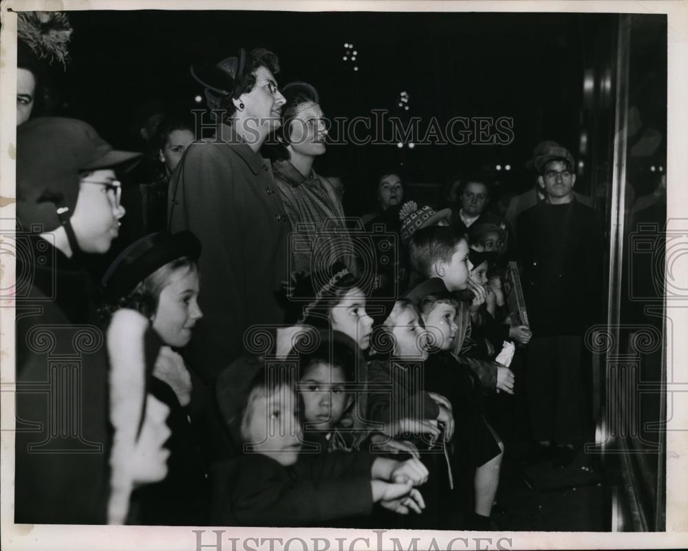 1961 Press Photo Christmas Shoppers - nee99744 - Historic Images