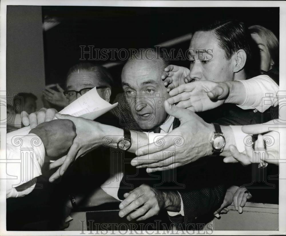 1967 Press Photo Fans Reach for United Nations Secretary General U Thant - Historic Images