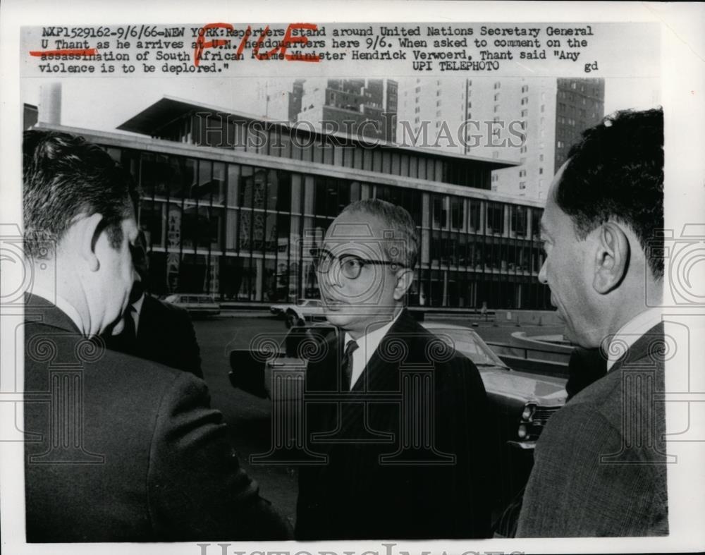 1966 Press Photo Sec.Gen.U.Thank talked with reporters at United Nation - Historic Images