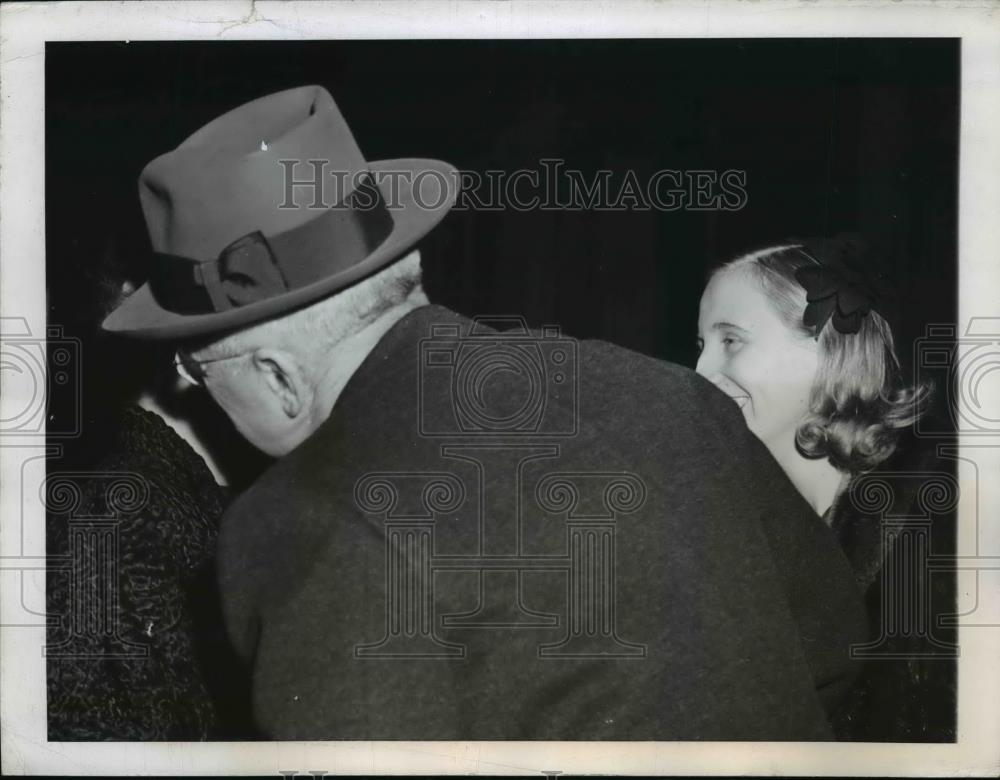 1946 Press Photo Pres.Harry Truman greets his wife arrives in Wash.Union Station - Historic Images