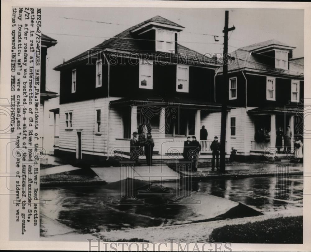 1954 Press Photo Crowd gathers at intersection of Old River Rd &amp; Alexander St - Historic Images