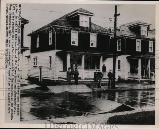 1954 Press Photo Crowd gathers at intersection of Old River Rd & Alexander St - Historic Images