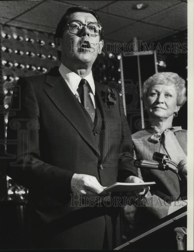1982 Press Photo John Evans and wife Lala - spa26519 - Historic Images