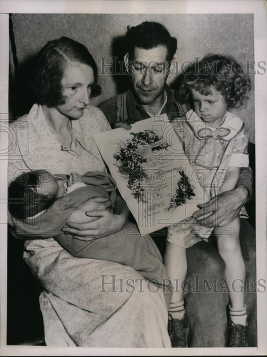 1935 Press Photo Mr and Mrs Charles Brown display contract to won child custody - Historic Images