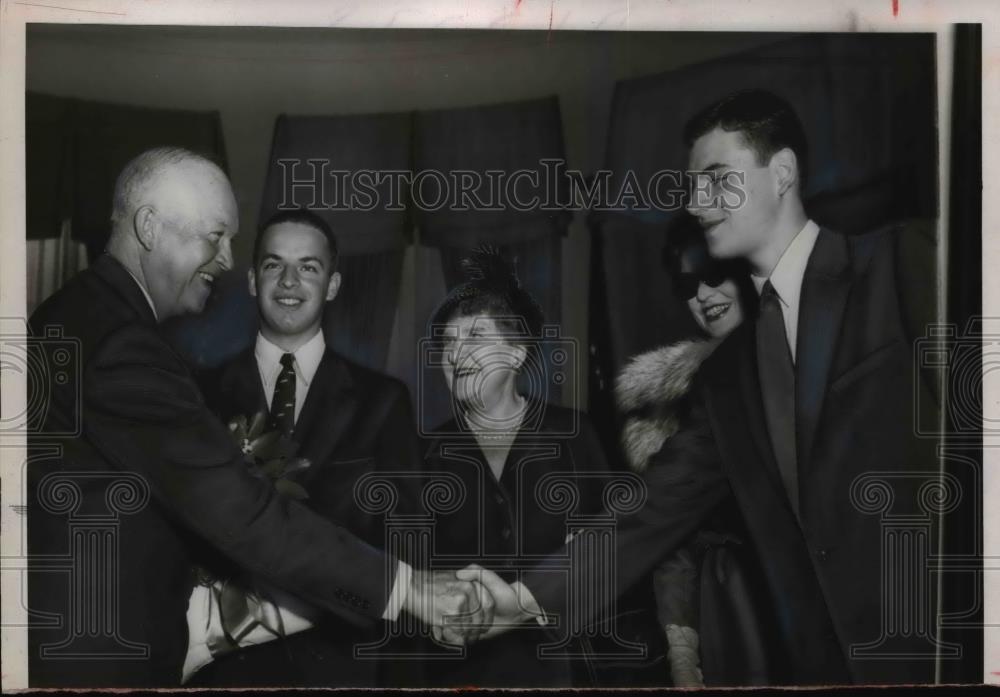 1954 Press Photo Pres.Dwight Eisenhower welcomed five Prospective Citizens - Historic Images