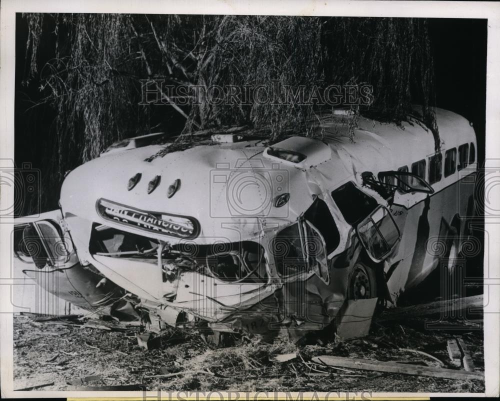 1946 Press Photo Greyhound Bus plunged over an embankment of Selby Hill - Historic Images