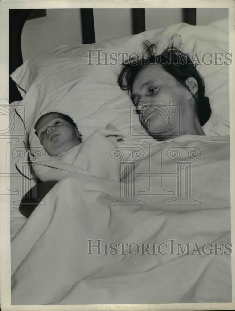 1940 Press Photo Marietta Romito After Giving Birth to 21st Child - nee99170 - Historic Images