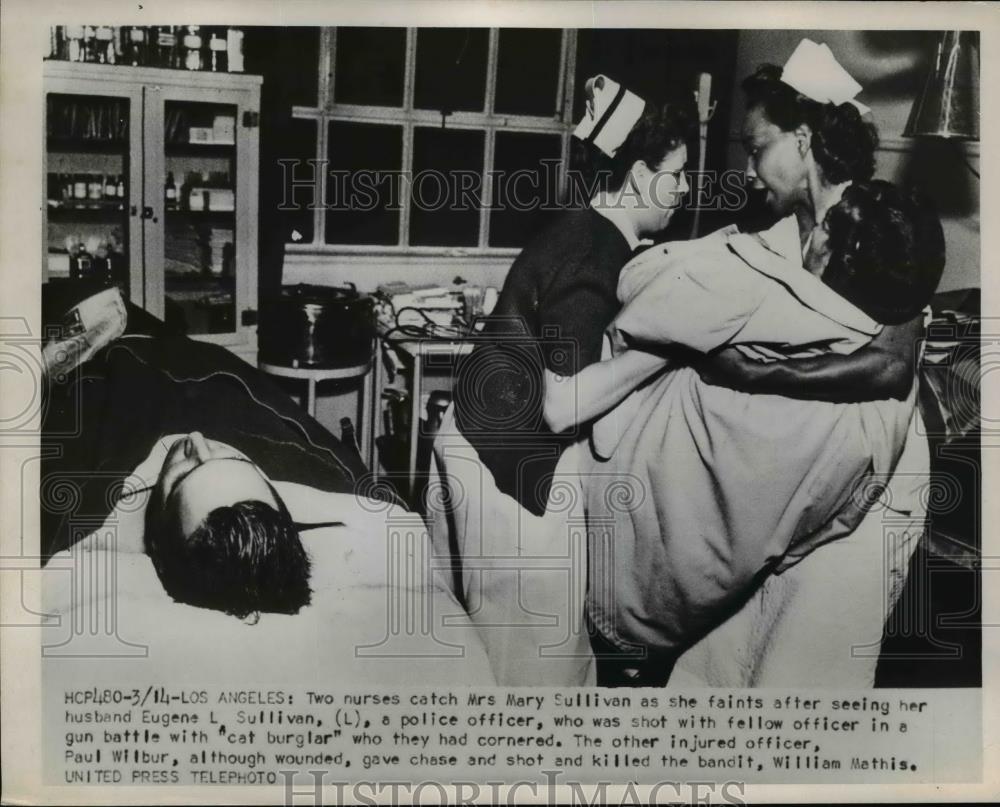 1952 Press Photo Mrs.Mary Sullivan as she faints after seeing her Police Husband - Historic Images