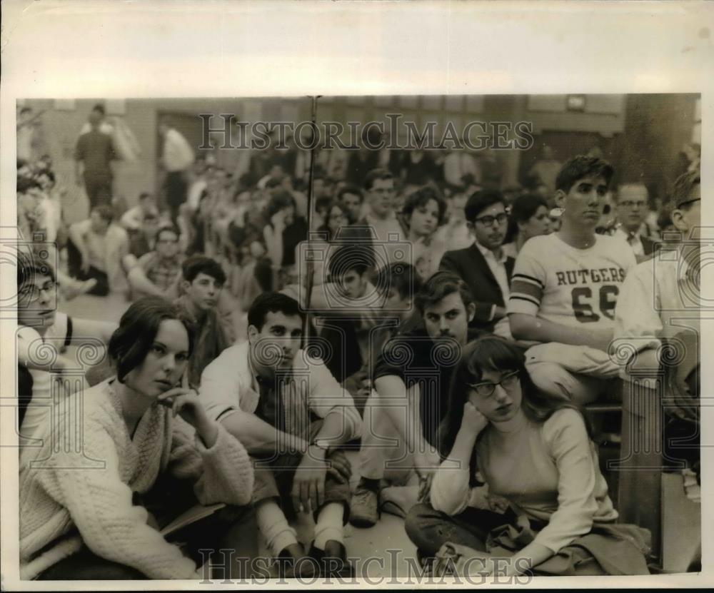 1965 Press Photo Students jammed at Scott Hall at Rutgers Univ. during Teach In - Historic Images