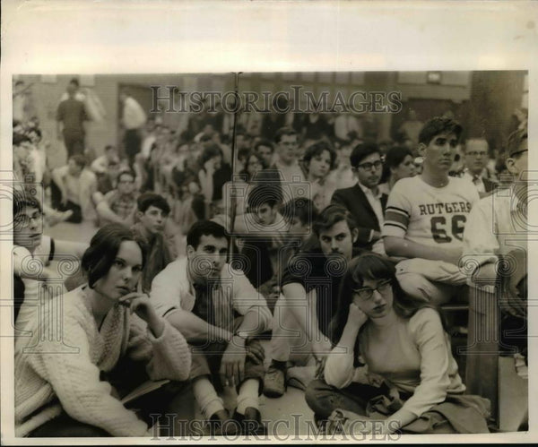 1965 Press Photo Students jammed at Scott Hall at Rutgers Univ. during ...