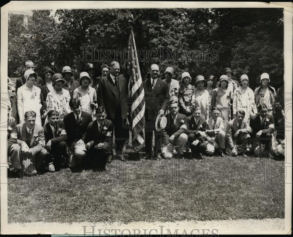 1929 Press Photo Pres. Herbert Hoover with winner of Essayist at the White House - Historic Images