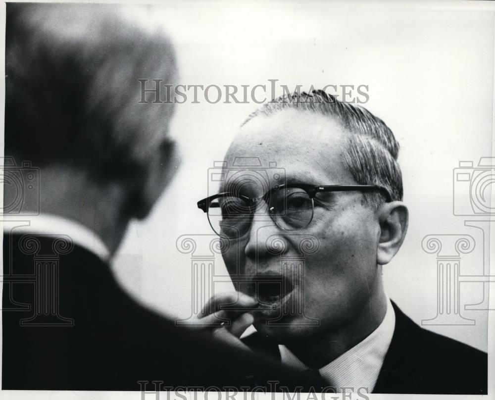1969 Press Photo UN Secretary U Thant Prepares To Puff On A Cigar - nee96710 - Historic Images