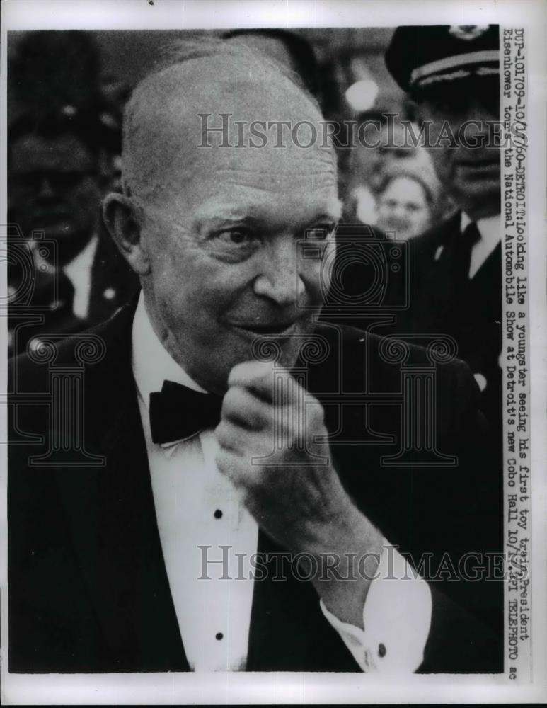 1960 Press Photo Pres.Dwight Eisenhower tours the Natl. Automobile Show - Historic Images