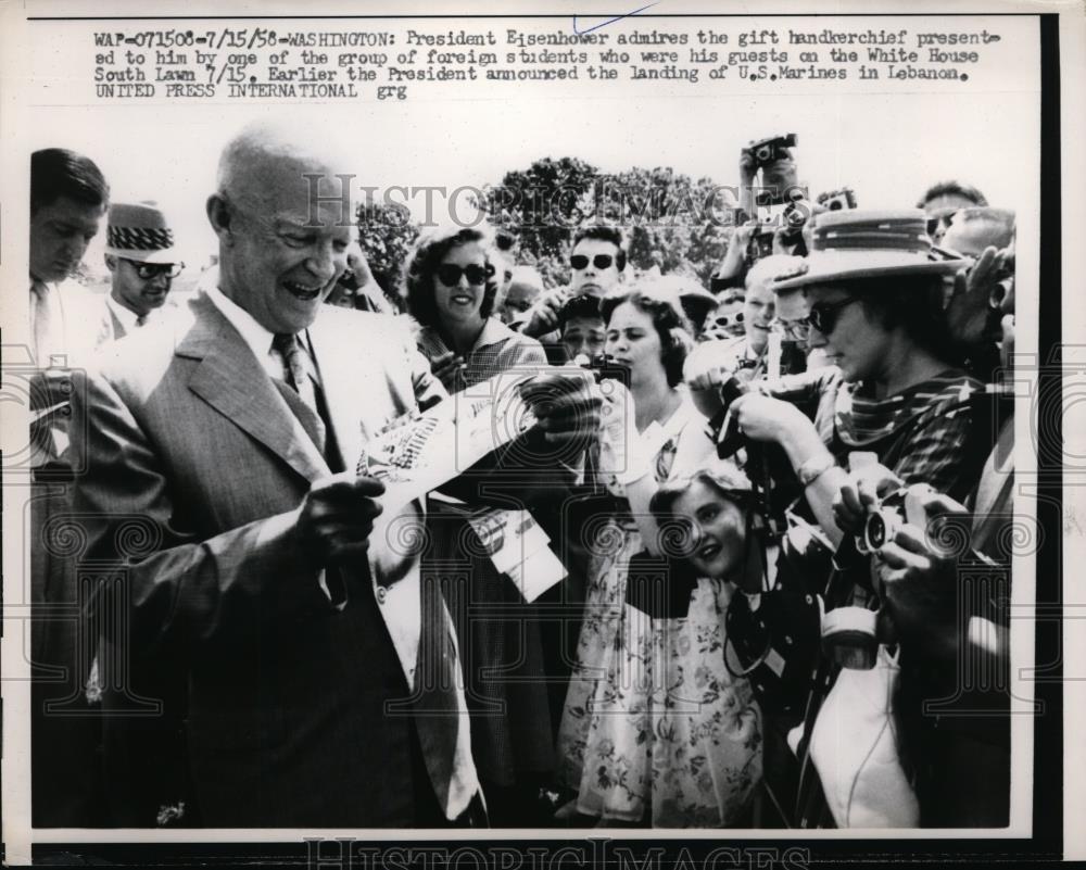 1958 Press Photo Pres. Dwight Eisenhower with group of foreign Students - Historic Images